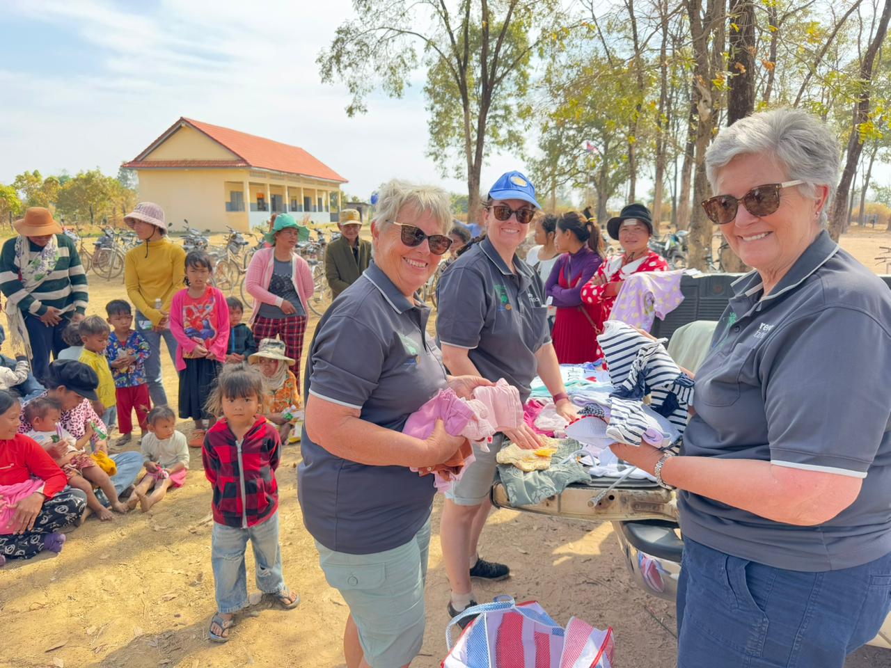 Rotarians-Distributing-clothing.jpeg