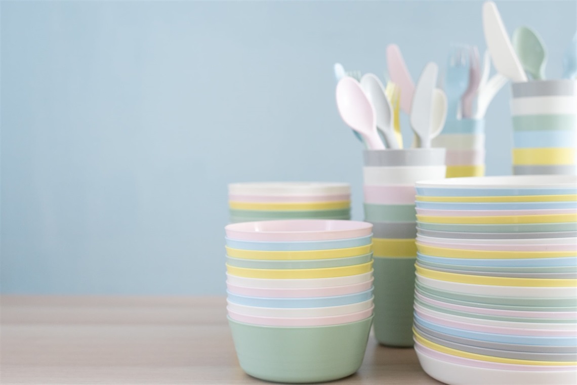 pastel coloured cutlery and bowls